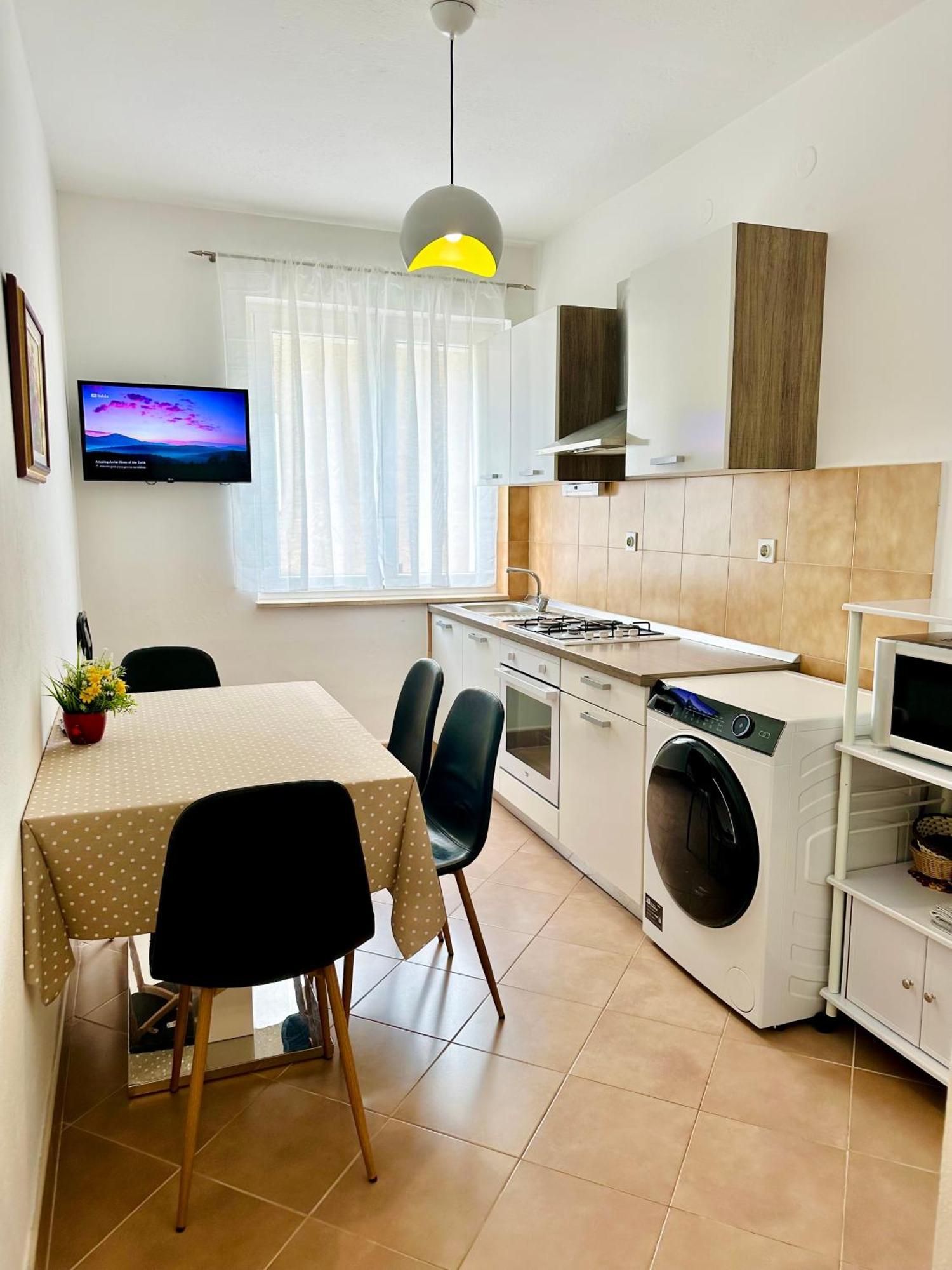 Spacious Family Apartment Near The Beach Makarska Esterno foto